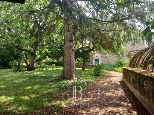 Creuse - Private mansion XVth, XVIth and XVIIth - Garden enclosed by walls of 1763 m²
