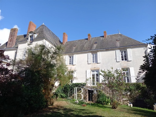 Vendee - Early 19th century bourgeois house - Garden with swimming pool of 1668m².
