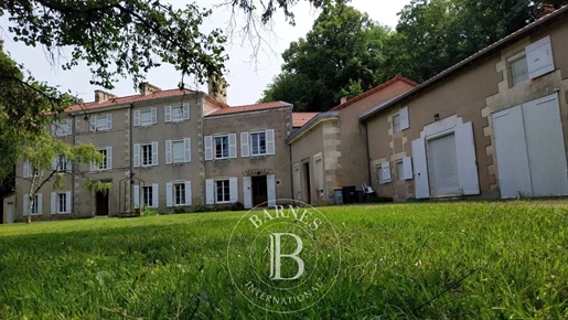 Sole agent - Very close to Poitiers - 19th century mansion house - Land of 7.5 acres