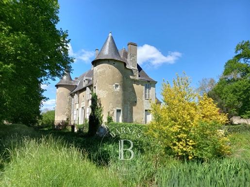 Fünfzehnte und achtzehnte Ismh Burg vollständig in Haut Poitou restauriert