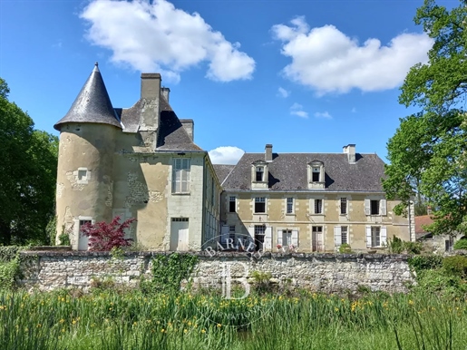 Fünfzehnte und achtzehnte Ismh Burg vollständig in Haut Poitou restauriert
