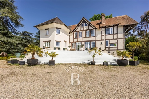 1 hour from Paris, Nonancourt, imposing mansion of about 400m² renovated + swimming pool on 9000m²