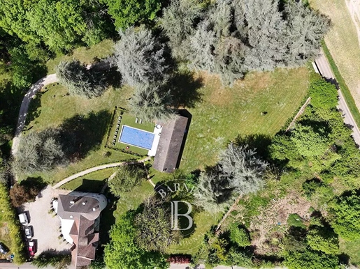 1 hour from Paris, Nonancourt, imposing mansion of about 400m² renovated + swimming pool on 9000m²