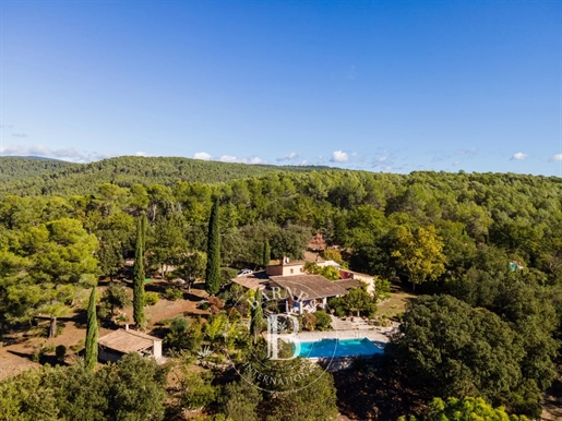 Entrecasteaux – Propriété authentique – Bastide provençale de 250 m² avec piscine et maison d’amis s