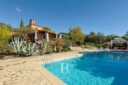 Entrecasteaux – Propriété authentique – Bastide provençale de 250 m² avec piscine et maison d’amis s