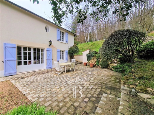 Milon la Chapelle (78) residence of 462 m2 on a land of 1,7 hectare with swimming pool and pool hous