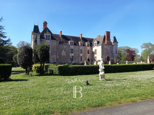 Castelo do século 17 em seu parque de 17 hectares a poucos quilômetros da costa de Vendée.