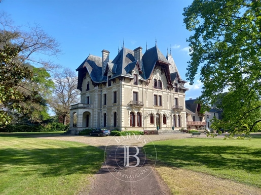 Sole agent - Vienne department (86) - 19th and 20th century chateau - 345 acres of land