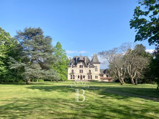 Sole agent - Vienne department (86) - 19th and 20th century chateau - 345 acres of land