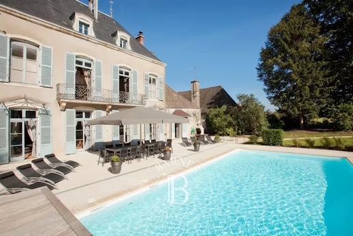 Bourgogne - Château - Parc et piscine