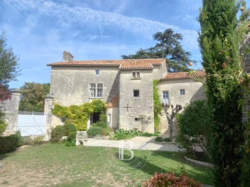 Nord Charente 35 min d'Angoulême - Manoir XVe et XVIIe - Cour et jardin de 2000 m²