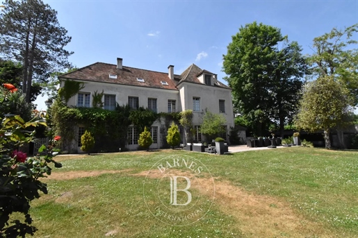 Montfort l'Amaury (78) - Demeure de 596 m² - Jardin de 2800 m² avec piscine