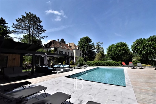 Montfort l'Amaury, house of 596m2 living space on 2800m2 of land with swimming pool.