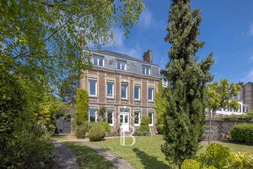 Rouen - Gare - Manor house with walled garden