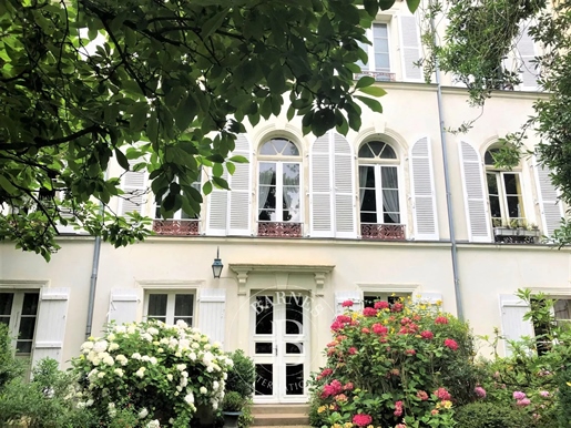 Near the Thabor – Private mansion of about 500 m² - Plot of 800 m²