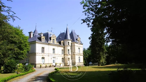Vor den Toren von Rennes - Schloss aus dem 19. Jahrhundert - 450 m² Wohnfläche - 16 ha Land