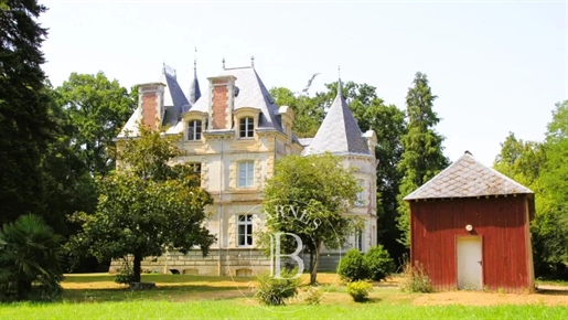 Vor den Toren von Rennes - Schloss aus dem 19. Jahrhundert - 450 m² Wohnfläche - 16 ha Land