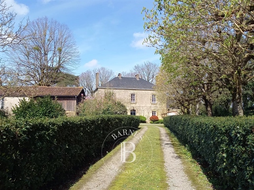 Vendée - Bourgeois style house - 8000m² park with tennis court and swimming pool