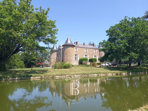 Cholet - castello del 15° e 18° secolo con annessi e orangerie - parco di 3,9 ettari