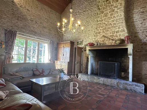 Roinvilliers (91) - Restored farmhouse with outbuilding - Heated swimming pool and 2611 m² of land