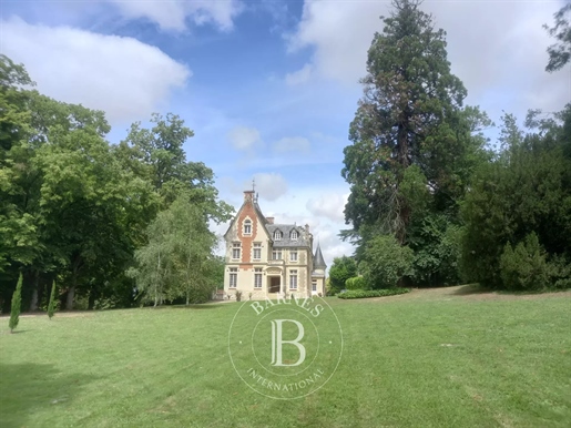 Loudun (86) - 19th century château - 62 acres of land with equestrian facilities