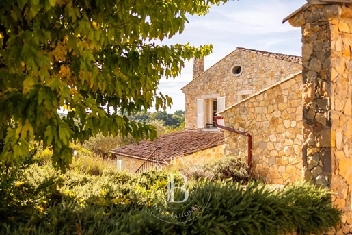 Var - Provencal property - Residence of two stone houses with swimming pool and garage on 20 ha of t