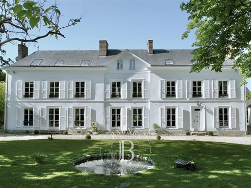 Forges les Bains (91) – Remarkable 19th century property surrounded by park.