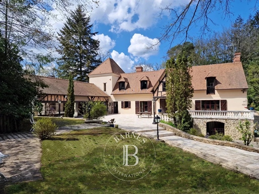 Poigny la Forêt, house of 370 m2 on a 1 hectare plot with swimming pool