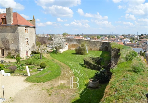 11Th and 15th century listed castle within its ramparts - 4600m².