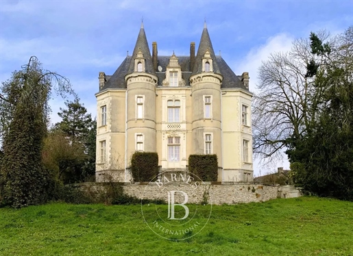 Ten oosten van Rennes - 19e eeuws kasteel - 450 m² woonoppervlak - 1,3 ha grond