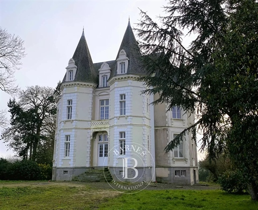 Ten oosten van Rennes - 19e eeuws kasteel - 450 m² woonoppervlak - 1,3 ha grond