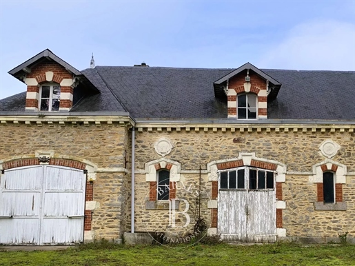 East of Rennes - 19th century castle - 450 m² of living space - 1.3 ha of land