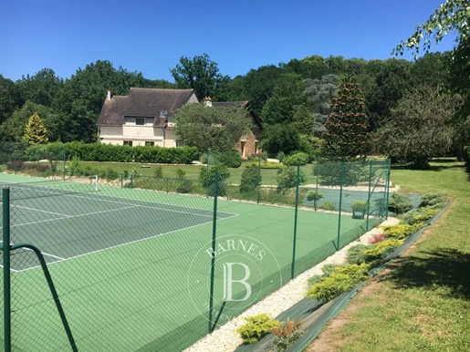 Auvers-Saint-Georges (91) – Maison avec piscine et tennis – parc arboré de 8473 m²