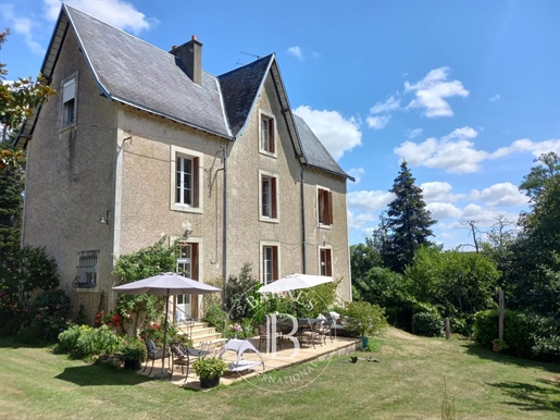 South of the Vienne department - 19th century mansion house - 7,4 acres of land with swimming pool a