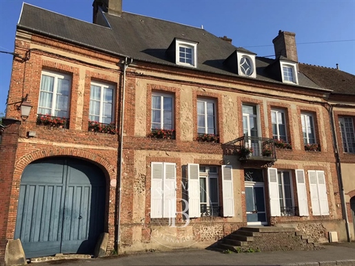 L’Aigle downtown, Mansion of nearly 300m² + outbuildings and enclosed garden of 605m².