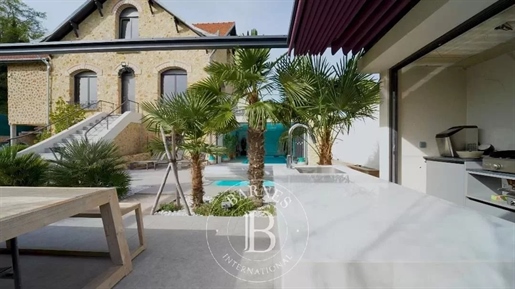 Maurecourt (78) - Gerenoveerd huis van 345 m² - Zwembaden - Parijs 25 mn