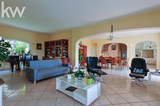 For sale: Four-bedroom house (280 sqm) in Hyeres