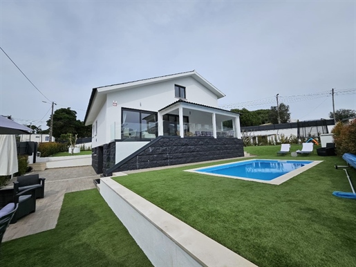 Esplêndida moradia V5 com piscina em terreno de 1000m2 em Albarraque, Sintra!