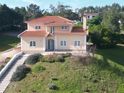 Large house with 5 bedrooms + 1 studio with garage and swimming pool 5 min from the beach.