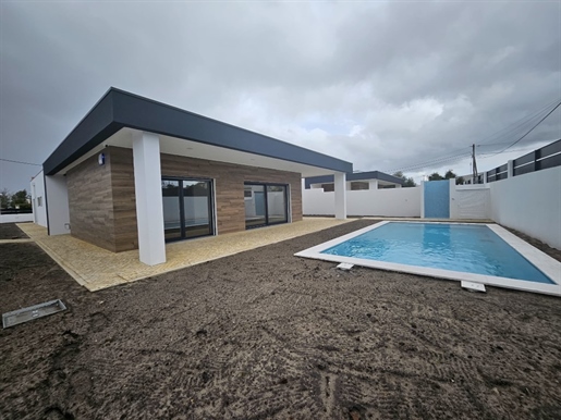 Villa de luxe de plain-pied en phase finale de construction avec système domotique, piscine et garag