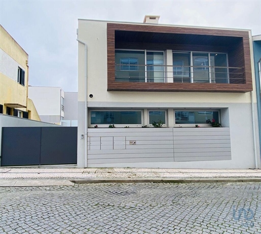 Casa T5 em Aveiro de 302,00 m²