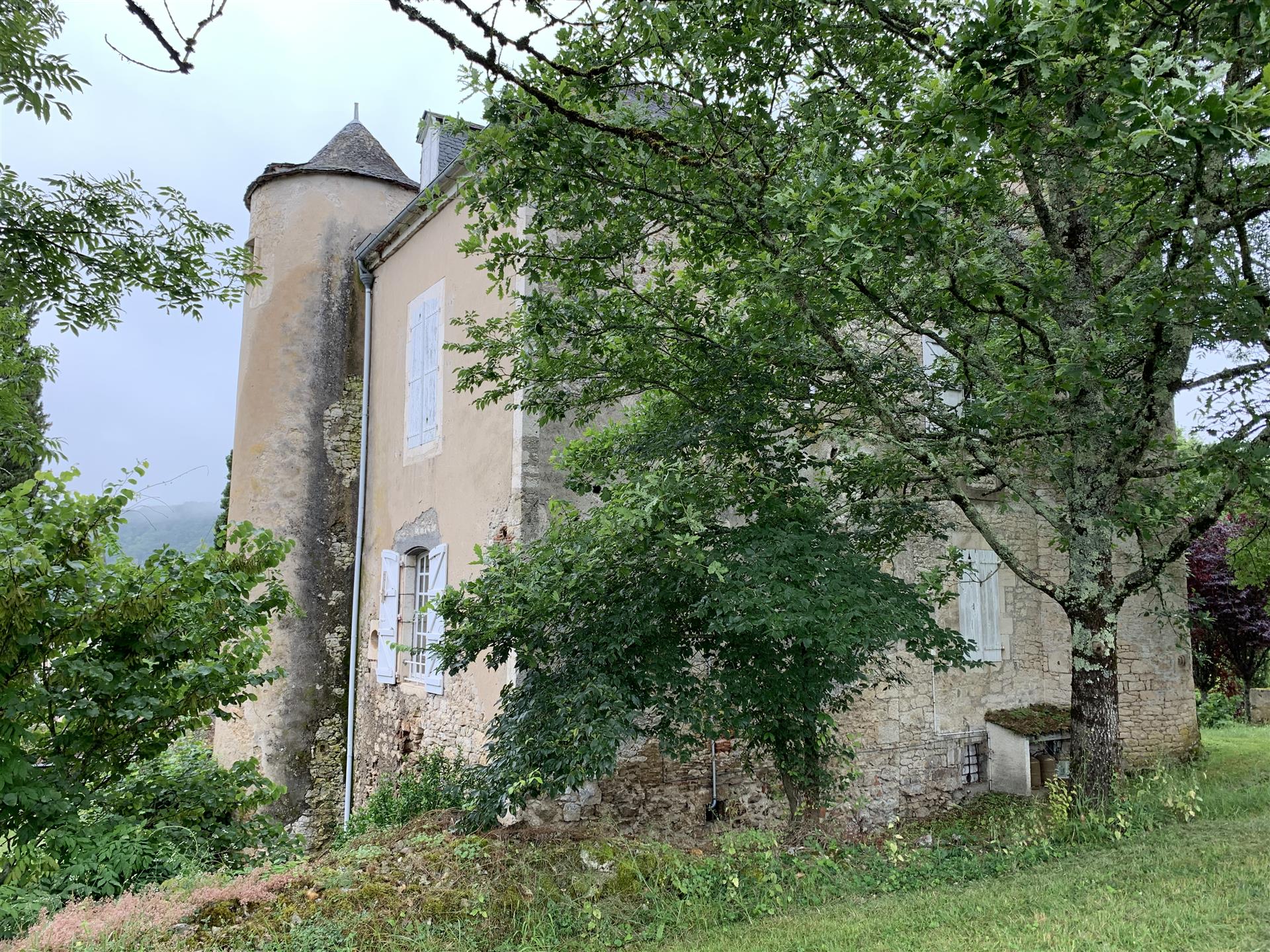 Charming little castle with two towers on 4,700m²