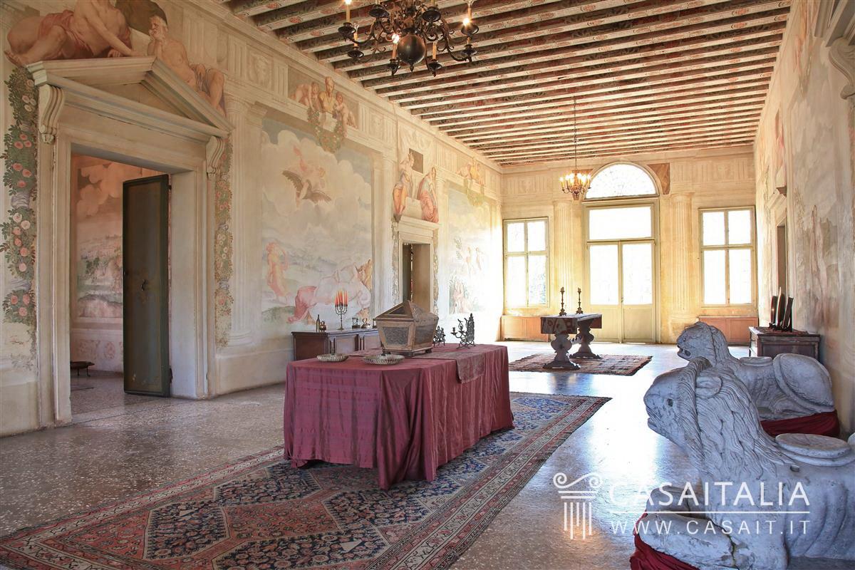 Historic villa for sale between Padova and Venice