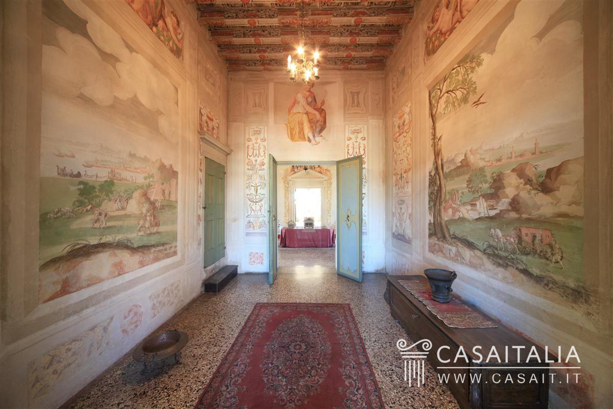 Historic villa for sale between Padova and Venice
