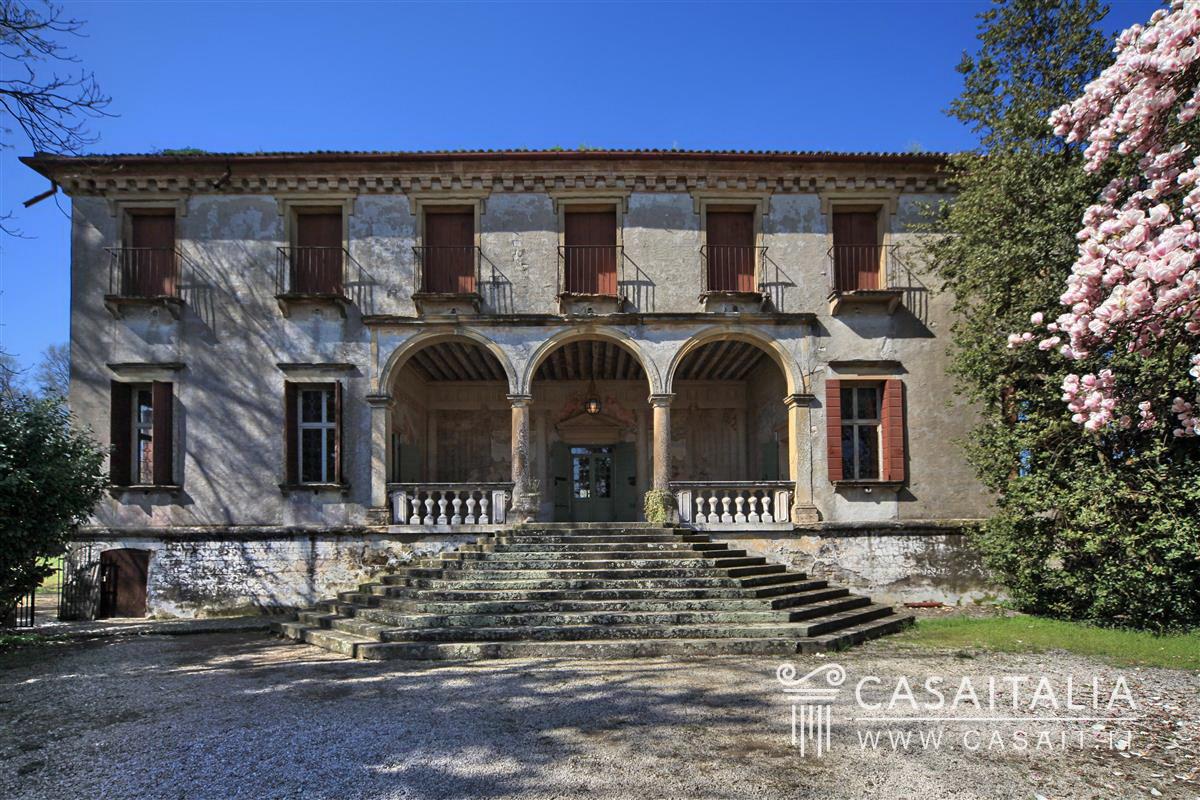 Historic villa for sale between Padova and Venice