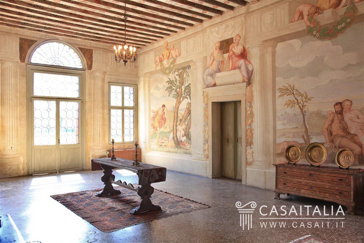 Historic villa for sale between Padova and Venice