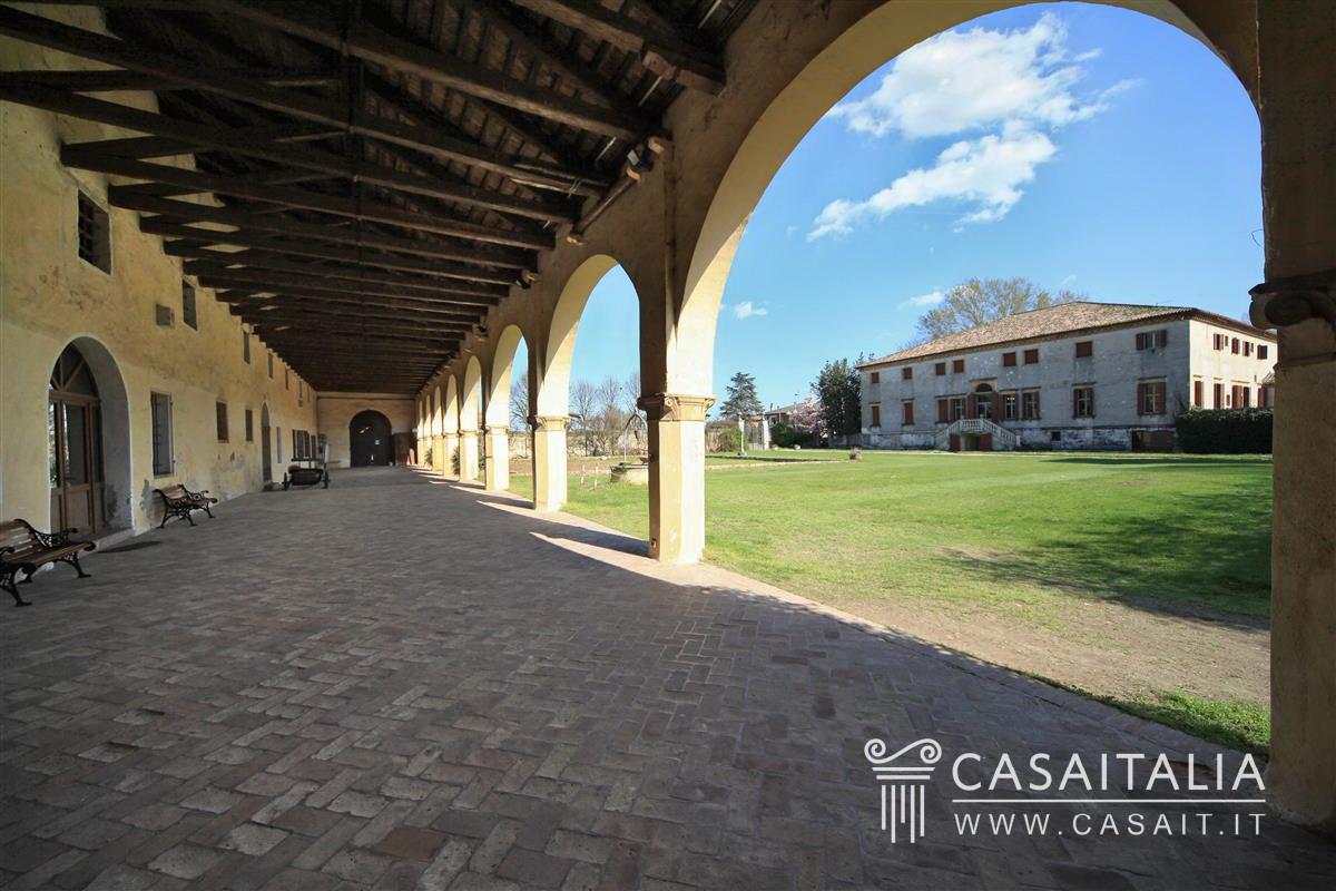 Historic villa for sale between Padova and Venice