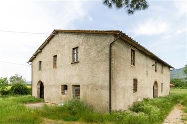 Bondegård til renovering til salg i Toscana