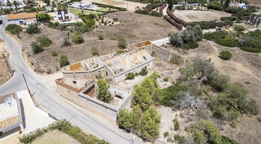 Caramujeira plot met ruïne te koop met een spectaculair uitzicht op zee nabij Carvoeiro Algarve
