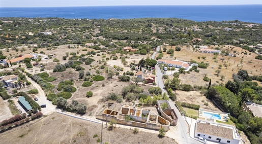 Caramujeira plot met ruïne te koop met een spectaculair uitzicht op zee nabij Carvoeiro Algarve